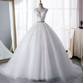 Vestido de noiva estilo princesa com alças em renda e cinto