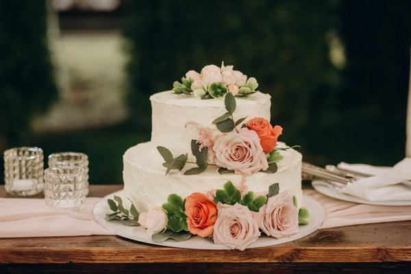 Bolo de casamento decorado com rosas